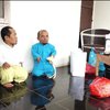 10 Potret Ucok Baba dan Sahabat Jualan Sosis di Pinggir Jalan, Cekatan Banget Layani Pembeli!
