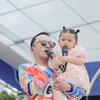 10 Potret Gemas Thania Temani Ruben Onsu Nge-MC, Gayanya yang Super Ceriwis Persis Sang Ayah