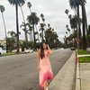 Tampil Cantik dengan Sundress Pink, Ini 10 Pesona Beby Tsabina saat Jalan-Jalan di Jalanan Kota Los Angeles
