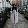 8 Potret Donna Harun Jalan-Jalan di Inggris, Foto di Teras Kediaman Orang Malah Berasa Kayak Rumah Sendiri