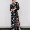 7 Potret Caitlin Halderman Tampil dengan Berbagai Dress, Auranya Menawan Abis!