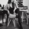 11 Potret Sophia Latjuba dengan Tema Black and White, Tampil Memukau dengan Swimsuit dan Sepatu Boots