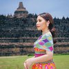 11 Potret Cantik Prilly Latuconsina di Candi Borobudur, Anggun Nan Menawan Berbalut Kain Nusantara
