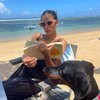 Ini Potret Valerie Thomas Asyik Bersantai di Pantai, Mulai Berjemur sampai Baca Buku