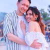 11 Potret Kemesraan Rina Nose Bareng Suami di Bali, Romantis Rayakan Anniversary Berduaan