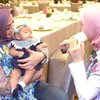 10 Potret Baby Moana Nemplok saat Dimomong Mama Rieta, Pinter Kalem Banget!