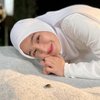 Gak Terlihat Kusam, Ini  Pesona Cut Syifa Kenakan Hijab Putih yang Justru Makin Anggun dan Cerah!