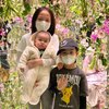 Ikut Suami Kerja, Ini 10 Potret Dian Ayu Bersama Buah Hati jalan-Jalan ke Jepang