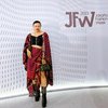 Gayanya Super Nyentrik dan Unik, Ini 10 OOTD Wanda Hara Fashion Stylist Favorit Para Artis Besar Ibu Kota