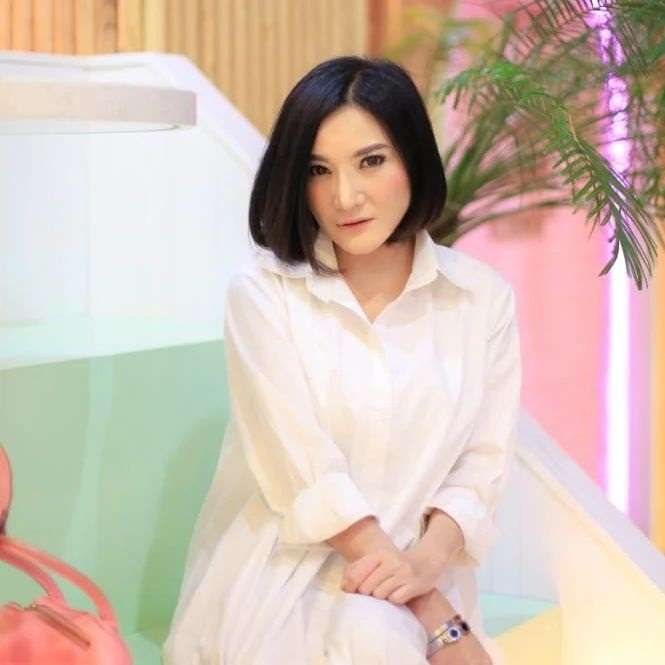 Selalu Terlihat Awet Muda, Ini 10 Potret Close Up Kiki Amalia