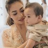 Parentingnya Sering Dipuji, Ini Potret Terbaru Nikita Willy Momong Baby Izz yang Makin Cantik dan Langsing