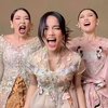 11 Gaya Fuji dan Gisella Anastasia Bareng Wendy Walters di Pemotretan Terbaru, Seru TikTokan Pakai Kebaya