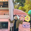 Serba Pink, Ini Deretan Potret Aktor Korea Lee Je Hoon Pamer Hadiah Coffe Truck dari Fans Asal Indonesia