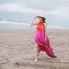 Dengkulnya jadi Sorotan Lagi, Ini 7 Potret Momo Geisha Liburan di Pantai Sambil Pakai Dress Gemas
