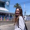 Pemotretan Singkat di Bandara, Luna Maya Tuai Pujian karena Tetap Cantik Meski Fotonya Nge-blur!