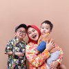 10 Potret Terbaru Daus Mini dan Keluarga, Selalu Full Senyum Usai Rayakan Ulang Tahun Istri