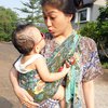 15 Selebriti yang Suka Gendong Bayinya dengan Kain Jarik, Ada Momo Geisha Sampai Nikita Willy
