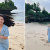 Tampil Bare Face, Ini Deretan Potret Prilly Latuconsina saat Bangun Tidur Langsung Main ke Pantai