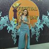 10 Pesona Laura Theux Hadiri Festifal Film Bandung, Pakai Gaun Silver Berbelahan Tinggi dan Potongan Leher Rendah