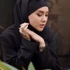Deretan Potret Cita Citata yang Hobi Kenakan Hijab Hitam, Tampil Cetar dan Paripurna 