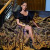 Potret Erika Carlina Pamer Kulit Eksotis dalam Balutan Gaun Batik Mewah, Vibesnya Kayak Kontestan Miss Universe!