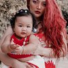 Deretan Potret Siti Badriah Cosplay Moana Bareng Baby Xarena, Rambut Merahnya Membara Banget