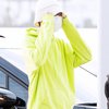 Tampil Gonjreng di Bandara, Member NCT DREAM Kompak Pakai Setelan Warna Hijau Neon dan Bucket Hat Putih