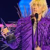 Machine Gun Kelly Pakai Jas Berduri, Penampilan Nyentriknya Curi Perhatian di American Music Awards 2022