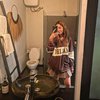 Deretan Gaya Mirror Selfie Laura Theux, Pakai Kebaya Hingga Pamer Perut Rata