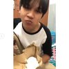 Potret Viral Pemuda Makan Martabak Manis dengan Nasi, Netizen: Sekte Macam Apa Ini?