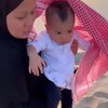 Potret Gemas Rayyanza Cosplay Jadi Habibi Saat di Qatar, Kaku Digendong Rafhatar Malah Kayak Boneka