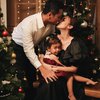 Deretan Pemotretan Terbaru Keluarga Rianti Cartwright Bertema Natal, Paras Anaknya Dipuji Fotogenic Banget!
