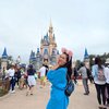 Kumpulan Foto Keseruan Beby Tsabina Main ke Disneyland Bareng Teman Kuliah, Gemesin Banget Loh!