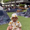 10 Potret Gemas Baby Izz Nikmati Sunset di Pantai Bali, Santuy Sambil Minum Es Kelapa Muda!