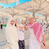 Deretan Momen Keluarga Adly Fairuz dan Angbeen Rishi Berangkat Umrah Bersama