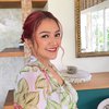 Cantik dengan Rambut Merahnya, Ini Deretan Pesona Siti Badriah di Pemotretan Keluarga dengan Adat Bali