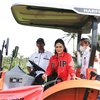 Deretan Potret Krisdayanti Blusukan Jalani Tugas sebagai DPR, Kunjungi Warga Sampai Naik Traktor ke Sawah