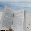 Ini Potret Anya Geraldine Healing di Pantai sambil Baca Buku, Body Goals-nya Curi Perhatian