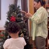 7 Potret Gewa Anak Mendiang Glenn Fredly Menghias Pohon Natal, Bikin Haru Saat Ajak Foto Ayah Berbicara