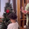 7 Potret Gewa Anak Mendiang Glenn Fredly Menghias Pohon Natal, Bikin Haru Saat Ajak Foto Ayah Berbicara