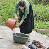 Sederhana Banget, Ini Deretan Potret Sarwendah Cuci Baju di Sungai
