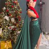 Siap Menyambut Natal, Ini Potret Gisella Anastasia Tampil Glamor dengan Gaun Hijau dan Sarung Tangan Merah