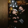 8 Potret Baby Ameena di Ulang Tahun Kallen Lemos, Gemas Pakai Outfit Hitam Sambil Tenteng Tas Pesta