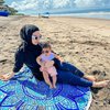 Potret Keseruan Irish Bella dan Baby Ara Saat Berduaan, Kompakan Pakai Kaca Mata Hitam Saat berjemur di Pantai