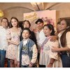 Bertabur Bunga Serba Pink dan Ungu, Ini 10 Potret Perayaan Ulang Tahun Natasha Wilona ke-24 Bareng Sahabat