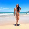 10 Pesona Indah Kalalo di Usia Hampir Kepala 4, Pakai Swimsuit Motif Harimau Sambil Pamer Body Goals di Pantai