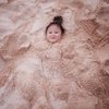 10 Potret Sea Dedari Anak Ryan Delon dan Sharena Seru Main di Pantai Hingga Dikubur di Pasir, Gemesnya Kelewatan!