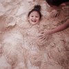 10 Potret Sea Dedari Anak Ryan Delon dan Sharena Seru Main di Pantai Hingga Dikubur di Pasir, Gemesnya Kelewatan!
