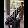 Potret Baby Issa Anak Nikita Willy Bantu Mamanya Dorong Koper di Bandara, Kecil-Kecil Tenaganya Kuat Banget!