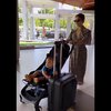 Potret Baby Issa Anak Nikita Willy Bantu Mamanya Dorong Koper di Bandara, Kecil-Kecil Tenaganya Kuat Banget!